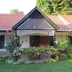 Iskolakert * Шарошпатак