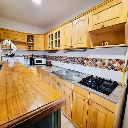 Iskolakert Apartment *
