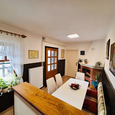 Apartament Iskolakert *
