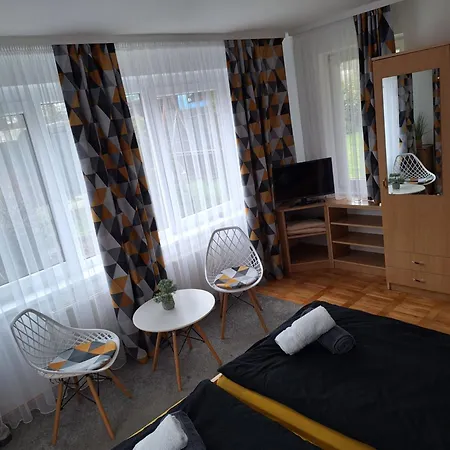 Iskolakert Apartmán *