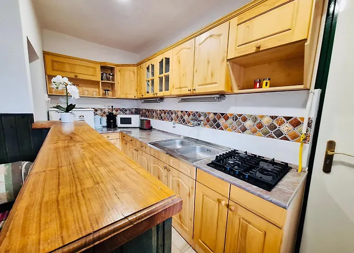 Iskolakert Apartament *