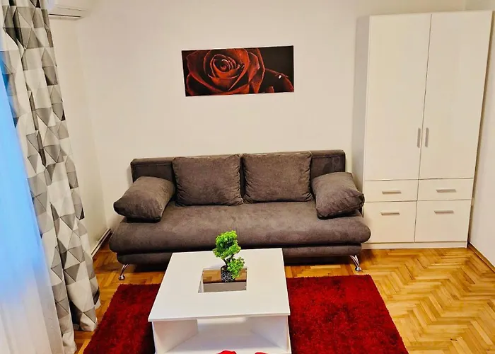 Iskolakert Apartament *